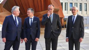 Bundeskanzler beim BND: Täglich Angriffe auf Infrastruktur