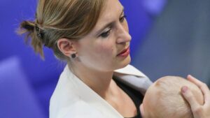 Prien fordert bessere Unterstützung für Mütter in der Politik