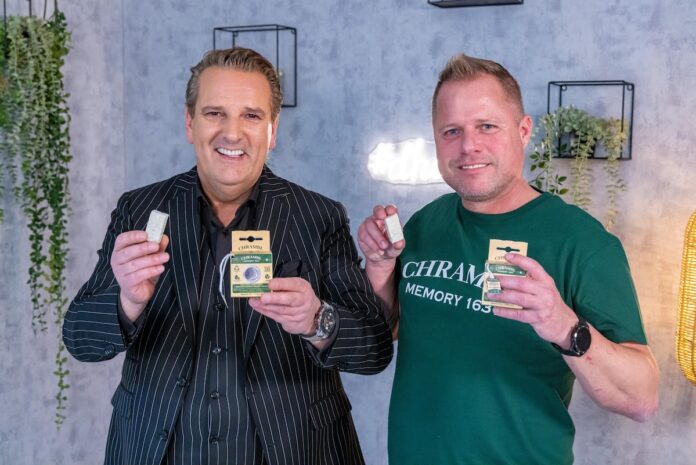 CHRAMBL Wasch-Würfel: Nachhaltigkeit neu gedacht. CHRAMBL_Setbild_10_Ralf Dümmel (l.)_Alexander Kraml (r.)_Credit_RTL_BERND-MICHAEL_MAURER