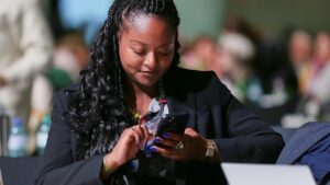 Aminata Touré nutzt Kleidung als "Panzer"