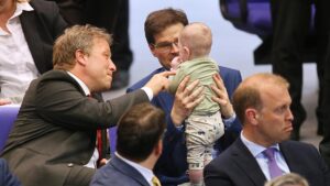 Babys im Bundestag: Klöckner will Abgeordneten mit Kind helfen