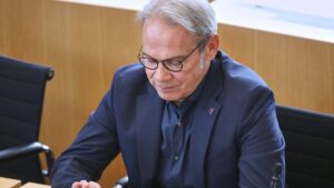 Thüringer Innenminister hält Verdacht gegen AfD aufrecht