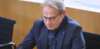 Thüringer Innenminister hält Verdacht gegen AfD aufrecht