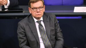 Nouripour wirft Wadephul Gleichsetzung der Hamas mit Israel vor