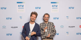HolyPoly gewinnt KfW-Award „Gründen“ für Sachsen HolyPoly gewinnt KfW Award Gründer 2025 Sachsen Matthias Röder und Fridolin Pflüger von der Firma Holy Poly GmbH, Landessieger Sachsen des KfW Award Gründen 2025. Aufgenommen bei der Preisverleihung in Berlin am 06.11.2025. Foto: Jonas Wresch / KfW
