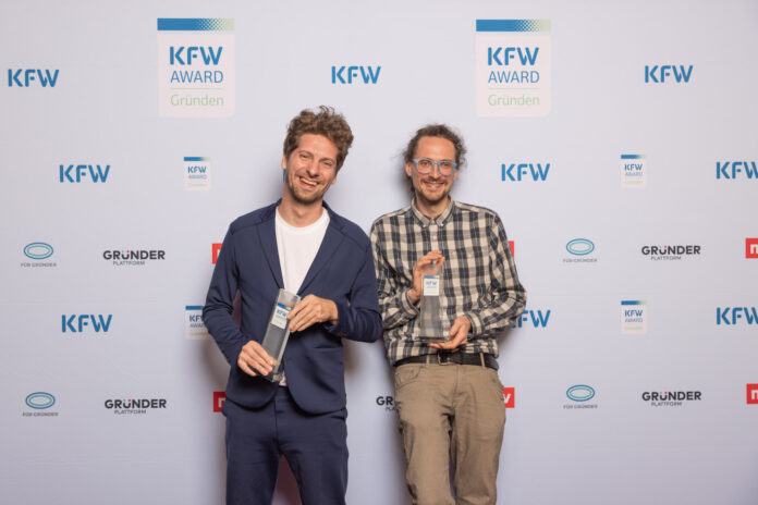 HolyPoly gewinnt KfW Award Gründer 2025 Sachsen Matthias Röder und Fridolin Pflüger von der Firma Holy Poly GmbH, Landessieger Sachsen des KfW Award Gründen 2025. Aufgenommen bei der Preisverleihung in Berlin am 06.11.2025. Foto: Jonas Wresch / KfW