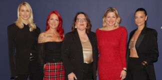 Hamburg feiert im großen Stil die Vorweihnachtszeit Christmas Shopping Night voller Glamour. v.l.n.r.: Lena Gercke, Dana Diekmeier, Alsterhaus-General Managerin Diana Brüssow, Nina Bott und Amira Aly Copyright: medienpublikationen für Alsterhaus