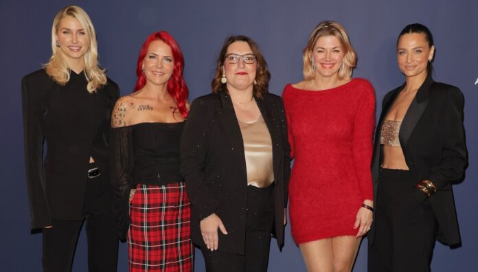 Christmas Shopping Night voller Glamour. v.l.n.r.: Lena Gercke, Dana Diekmeier, Alsterhaus-General Managerin Diana Brüssow, Nina Bott und Amira Aly Copyright: medienpublikationen für Alsterhaus