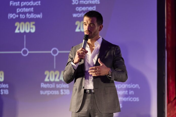 CSO Adrien Rincheval auf der Buehne PM-International erhält Luxembourg Top150 Award CSO Adrien Rincheval auf der Buehne