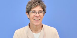 Kramp-Karrenbauer hält an Kandidatur für Adenauer-Stiftung fest