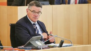 Rhein fordert Distanzierung von Gewalt in Gießen