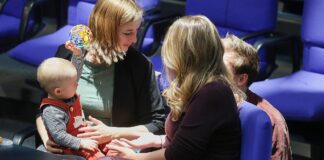 Klöckner richtet Anlaufstelle für "Mandat und Baby" ein