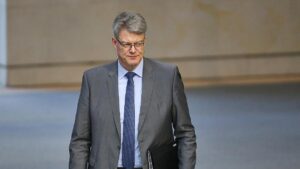 Schnieder sagt Millionenförderung für strombasierte Kraftstoffe zu