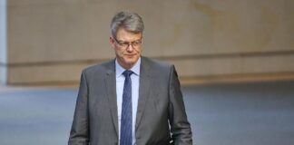 Schnieder sagt Millionenförderung für strombasierte Kraftstoffe zu