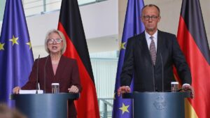 Wirtschaftsweise: Schnitzer übergibt Jahresgutachten an Merz