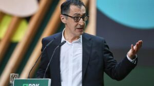 Özdemir wirbt für Dialog mit Autobranche