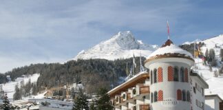 Winter in Bestform: Ein Skiurlaub im Turmhotel Victoria Davos Turmhotel Victoria Davos Winterurlaub direkt an der Piste Bild Das Turmhotel im verschneiten Davos Dorf Turmhotel Victoria Davos @Davos