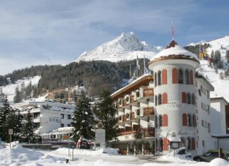 Winter in Bestform: Ein Skiurlaub im Turmhotel Victoria Davos Turmhotel Victoria Davos Winterurlaub direkt an der Piste Bild Das Turmhotel im verschneiten Davos Dorf Turmhotel Victoria Davos @Davos