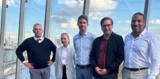 Wegweisende IoT-Chipentwicklung aus Dresden Last Mile Semiconductor erhält Millionen Seed-Finanzierung v.l.: v.l. Friedemann Stier (TGFS), Sarah Schäfer (MBG), Mario Orgis & Christoph Gulich (Gründer LMS), Simon Großmann (M&A Advisor))