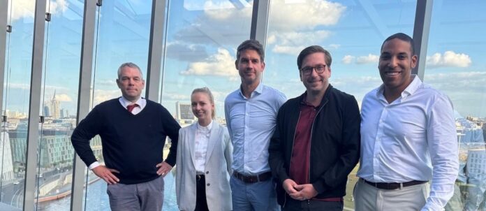 Last Mile Semiconductor erhält Millionen Seed-Finanzierung v.l.: v.l. Friedemann Stier (TGFS), Sarah Schäfer (MBG), Mario Orgis & Christoph Gulich (Gründer LMS), Simon Großmann (M&A Advisor))