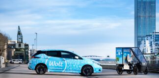 Wolt führt erstmals Elektroautos für Kurier:innen in deutschen Großstädten ein Wolt setzt auf Elektrofahrzeuge für Lieferungen Bild Wolt EV3 Fotograf Jens Oellermann