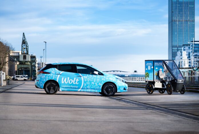 Wolt setzt auf Elektrofahrzeuge für Lieferungen Bild Wolt EV3 Fotograf Jens Oellermann