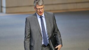 Schnieder sieht anhaltende Gefahr von Drohnen in Flughafennähe