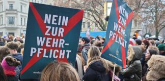 Junge Leute protestieren in vielen Städten gegen neuen Wehrdienst