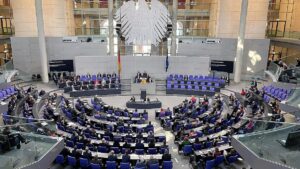 Knigge-Chef mahnt besseres Benehmen im Bundestag an