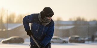 Nie wieder Schnee schippen Nordwærme Freiflächen-Fußbodenheizung für Auffahrten ki generiert von Nordwaerme mann der schnee schippt