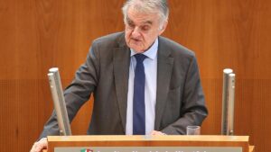 Reul hält Helfer bei Sparkassen-Coup für wahrscheinlich