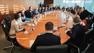 Laschet wirft Merz-Ministern Unselbstständigkeit vor