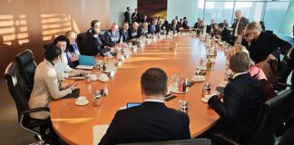 Laschet wirft Merz-Ministern Unselbstständigkeit vor