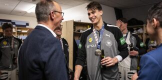 Merz gratuliert deutschen Handballern in der Kabine