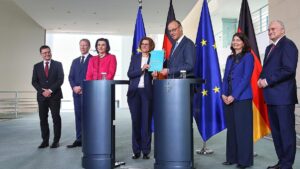 EFI-Gutachten: Expertenkommission übergibt Empfehlungen an Kanzler