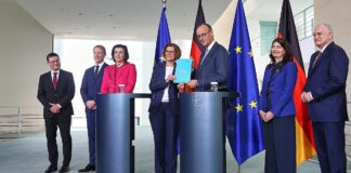 EFI-Gutachten: Expertenkommission übergibt Empfehlungen an Kanzler