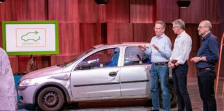 Wenn jede Sekunde zählt: Easy Exit Card erweitert die Notfallaustattung im Auto Easy Exit Card Rettungswerkzeug Kreditkartenformat Easy Exit Card Rettungskarte Sicherheit Auto V.l.: Stephan Pannhorst, Bernd Lüke und Sylvain Victor präsentieren mit „Easy Exit Card“ einen Nothammer im Kartenformat. Sie erhoffen sich ein Investment von 100.000 Euro für 25 Prozent der Firmenanteile. Bildrechte/FotografRTL / Bernd-Michael Maurer