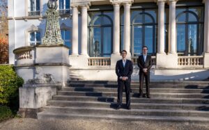 Junge Konkurrenz für Davos: Ein neuer Denkraum für Deutschlands Zukunft Zukunftsforum Baden-Baden Wirtschaft Dialog Bild: Niklas Schwab (l.), Konstantin Kölmel (r.) vor dem Palais Biron, Baden-Baden; Bildnachweis: Zukunftsforum Baden-Baden