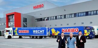 HARIBO erweitert nachhaltige Transportstrategie – Einsatz eines elektrischen LKW mit RECHT Logistik HARIBO E LKW Nachhaltigkeit in der Logistik Gemeinsam für nachhaltigere Transportlogistik (von links): Navid Thielemann, CEO der ThielemannGroup, Stefan Sorce, Geschäftsführer der HARIBO Logistik, sowie Christian Flick, CEO der RECHT Logistik GmbH und COO der ThielemannGroup, beim Start des neuen E-LKW-Einsatzes für HARIBO am Standort Grafschaft Bildcredits © ThielemannGroup