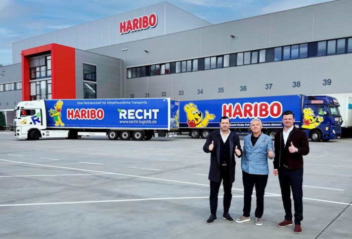 HARIBO E LKW Nachhaltigkeit in der Logistik Gemeinsam für nachhaltigere Transportlogistik (von links): Navid Thielemann, CEO der ThielemannGroup, Stefan Sorce, Geschäftsführer der HARIBO Logistik, sowie Christian Flick, CEO der RECHT Logistik GmbH und COO der ThielemannGroup, beim Start des neuen E-LKW-Einsatzes für HARIBO am Standort Grafschaft Bildcredits © ThielemannGroup