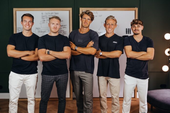 INTELLEGAM Künstliche Intelligenz Automobilbranche Das Gründer-Team lernte sich an der HM Business School kennen: Philipp Seiter, Hannes Burrichter, Tobias Hettfleisch, Marc Gehring und Marco Zöller (v.l.n.r.) (Foto: INTELLEGAM)