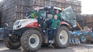 Expansion in deutschen Markt offiziell eingeläutet afreshed etepetete Logistik Expansion Deutschland Bild afreshed-Gründer, von links nach rechts: Maximilian Welzenbach, Lukas Forsthuber, Bernhard Bocksrucker (vorne). Bildcredits afreshed