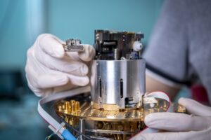 Das KIT auf der Hannover Messe 2026: Fusion, Robotik, Quantentechnologien KIT, Technologie und Wasserstoff auf Messe Quantentechnologie: Diese optische Schnittstelle für einen Quantenspeicher wird ein wesentlicher Bestandteil von zukünftigen Quantennetzwerken sein. (Foto: Markus Breig, KIT)