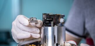 Das KIT auf der Hannover Messe 2026: Fusion, Robotik, Quantentechnologien KIT, Technologie und Wasserstoff auf Messe Quantentechnologie: Diese optische Schnittstelle für einen Quantenspeicher wird ein wesentlicher Bestandteil von zukünftigen Quantennetzwerken sein. (Foto: Markus Breig, KIT)