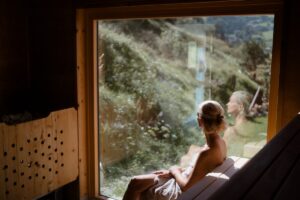 Zurück in Balance. Zurück zur Natur. Zurück zu dir – Boutique Retreats in den Chalets Coburg Retreats Yoga Schladming Erholung erleben Bild Chalets Coburg Auszeit in der Sauna Bildcredits/Fotograf: Magdalena Resch Schladming Appartements