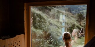 Zurück in Balance. Zurück zur Natur. Zurück zu dir – Boutique Retreats in den Chalets Coburg Retreats Yoga Schladming Erholung erleben Bild Chalets Coburg Auszeit in der Sauna Bildcredits/Fotograf: Magdalena Resch Schladming Appartements