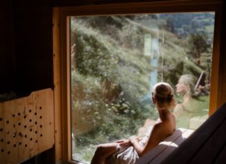Zurück in Balance. Zurück zur Natur. Zurück zu dir – Boutique Retreats in den Chalets Coburg Retreats Yoga Schladming Erholung erleben Bild Chalets Coburg Auszeit in der Sauna Bildcredits/Fotograf: Magdalena Resch Schladming Appartements