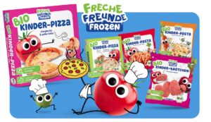 Freche Freunde bringt Bio-Tiefkühlgerichte für Kinder raus Freche Freunde Frozen bringt Bio Kindergerichte zu REWE Freche Freunde bringt im Mai 2026 erstmals Bio-Kindergerichte ins Tiefkühlregal von REWE. Unter dem Namen Freche Freunde Frozen warten fünf Lieblingsmahlzeiten auf hungrige Kinder. Dazu gehören zwei Pizzen, zwei Pastagerichte und rosarote Brötchen in Herzform. Alles ist in unter 10 Minuten zubereitet. Damit bietet Freche Freunde Frozen eine ausgewogene Alternative zu klassischen Tiefkühl-Favoriten wie Pommes, Nuggets oder Fischstäbchen.
