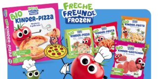 Freche Freunde bringt Bio-Tiefkühlgerichte für Kinder raus Freche Freunde Frozen bringt Bio Kindergerichte zu REWE Freche Freunde bringt im Mai 2026 erstmals Bio-Kindergerichte ins Tiefkühlregal von REWE. Unter dem Namen Freche Freunde Frozen warten fünf Lieblingsmahlzeiten auf hungrige Kinder. Dazu gehören zwei Pizzen, zwei Pastagerichte und rosarote Brötchen in Herzform. Alles ist in unter 10 Minuten zubereitet. Damit bietet Freche Freunde Frozen eine ausgewogene Alternative zu klassischen Tiefkühl-Favoriten wie Pommes, Nuggets oder Fischstäbchen.