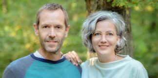 Bundesweite TrostOffensive gestartet Trauer verstehen mit Trauern für Anfänger und TrostOffensive Bild Die TrostHelden-Gründer Jen & Hendrik Lind@TrostHelden